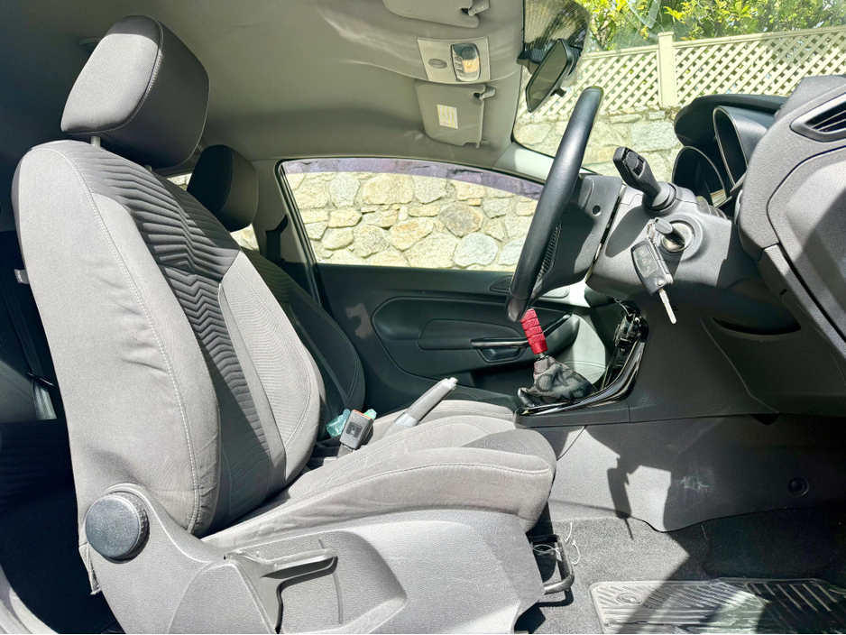 2013 Ford Fiesta - image 13