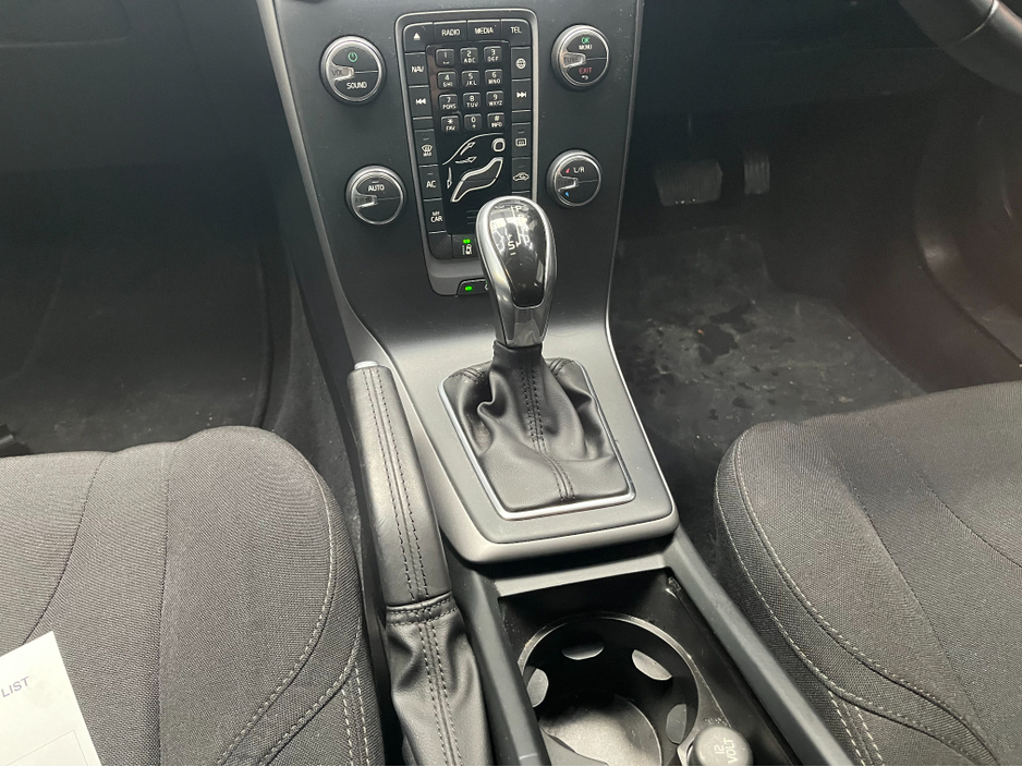 2015 Volvo V40 - image 16