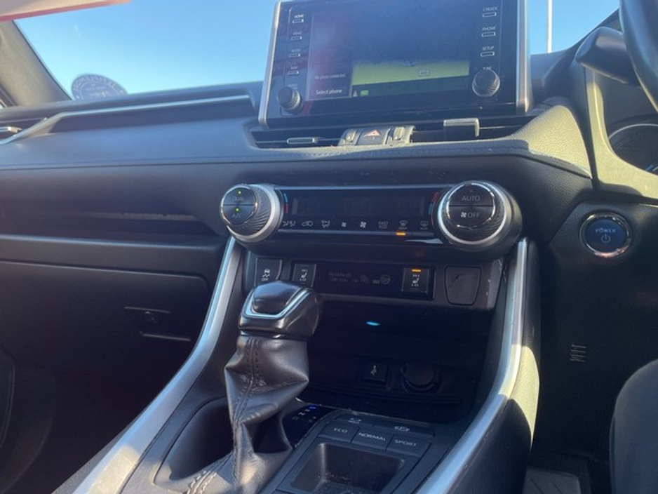 2022 Toyota Rav4 - image 13