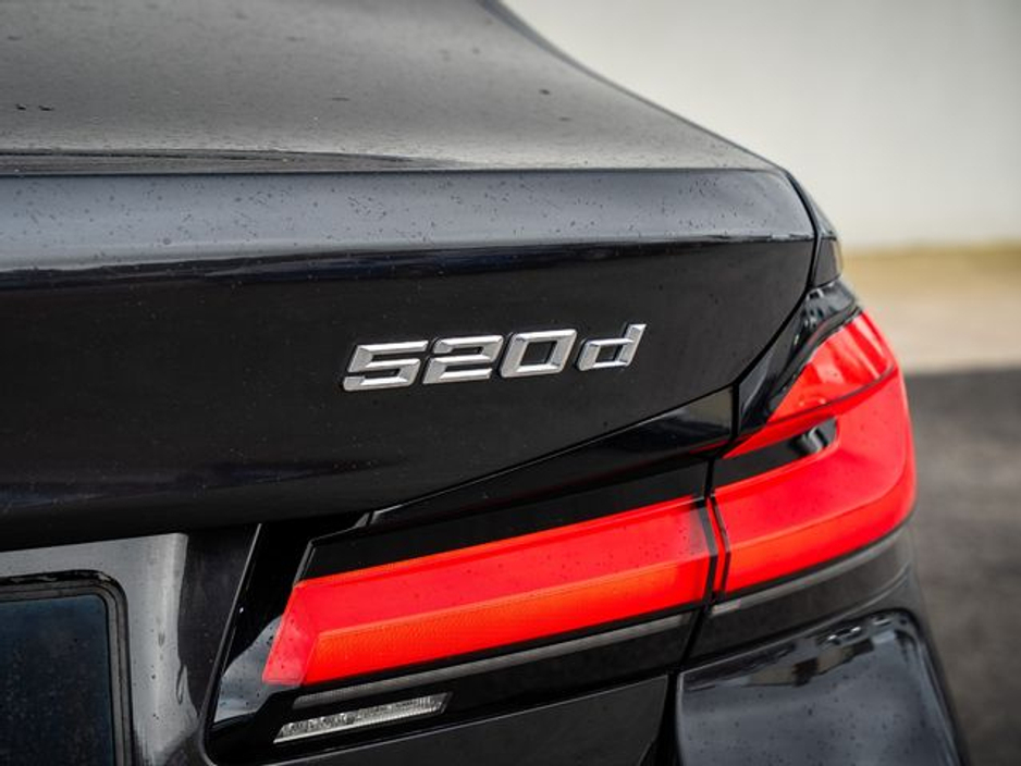 2022 BMW 5 Series - image 6