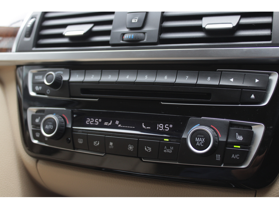 2019 BMW 3 Series - image 16