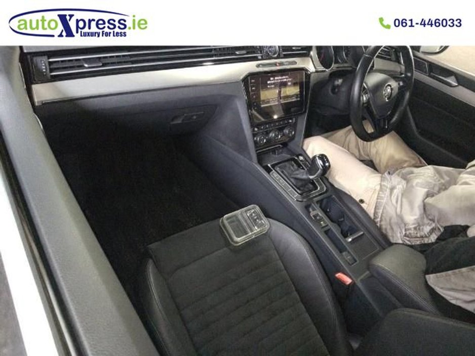 2018 Volkswagen Passat - image 2