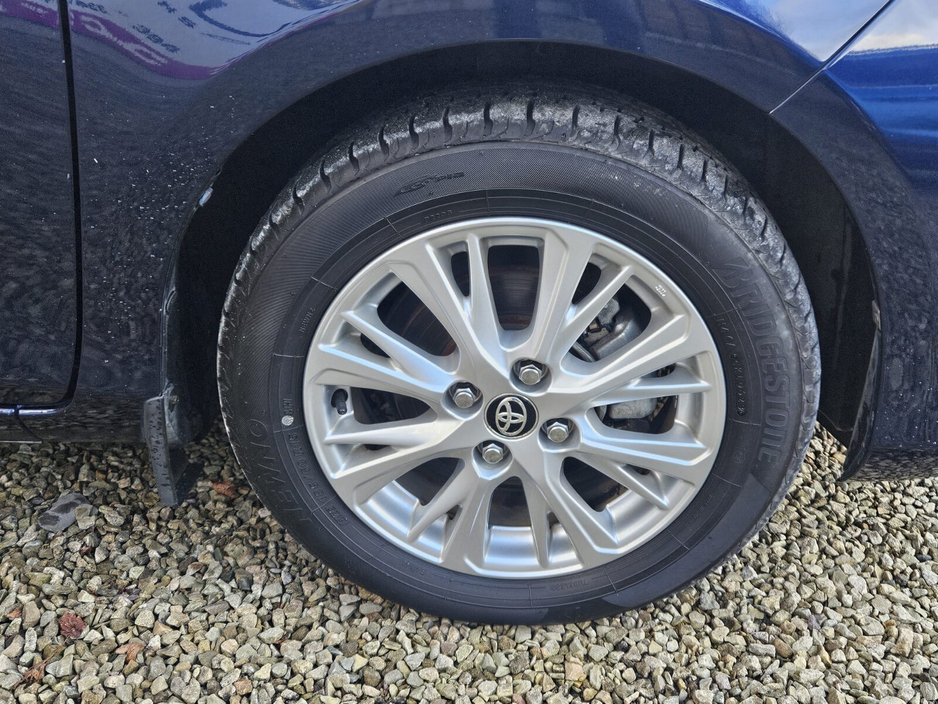 2017 Toyota Vitz - image 17