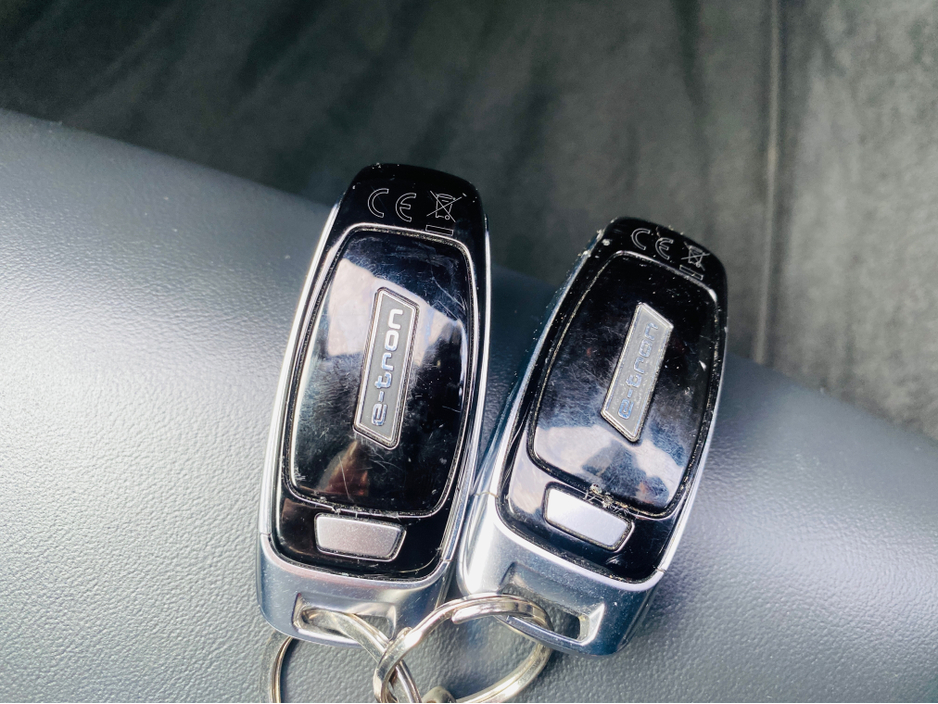 2022 Audi e-tron - image 19