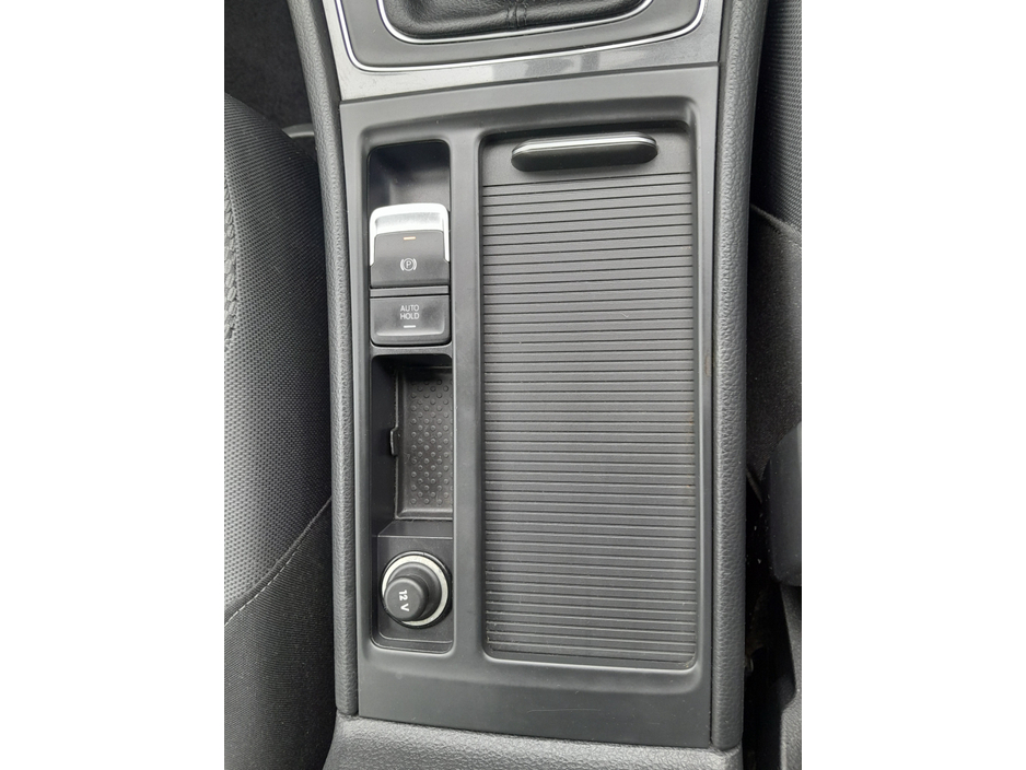 2017 Volkswagen Golf - image 32