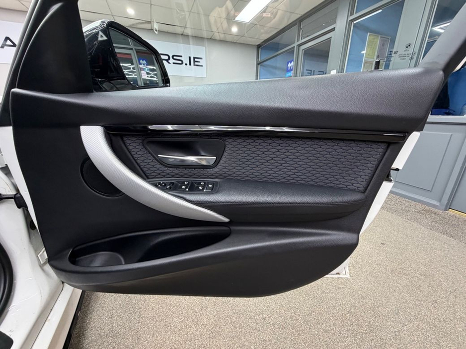 2017 BMW 3 Series - image 34