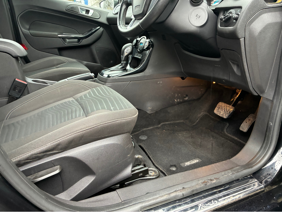 2014 Ford Fiesta - image 9