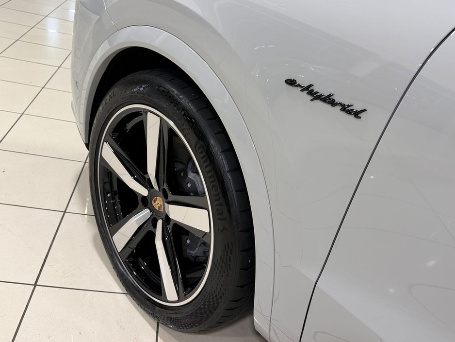 2025 Porsche Cayenne 3.0 V6 E-HYBRID=LOW MILES//HUGE SPEC//AS NEW=2 YEAR WARRANTY=TAILORED FINANCE PACKAGES AVAILABLE=TRADE IN'S WELCOME €114,995