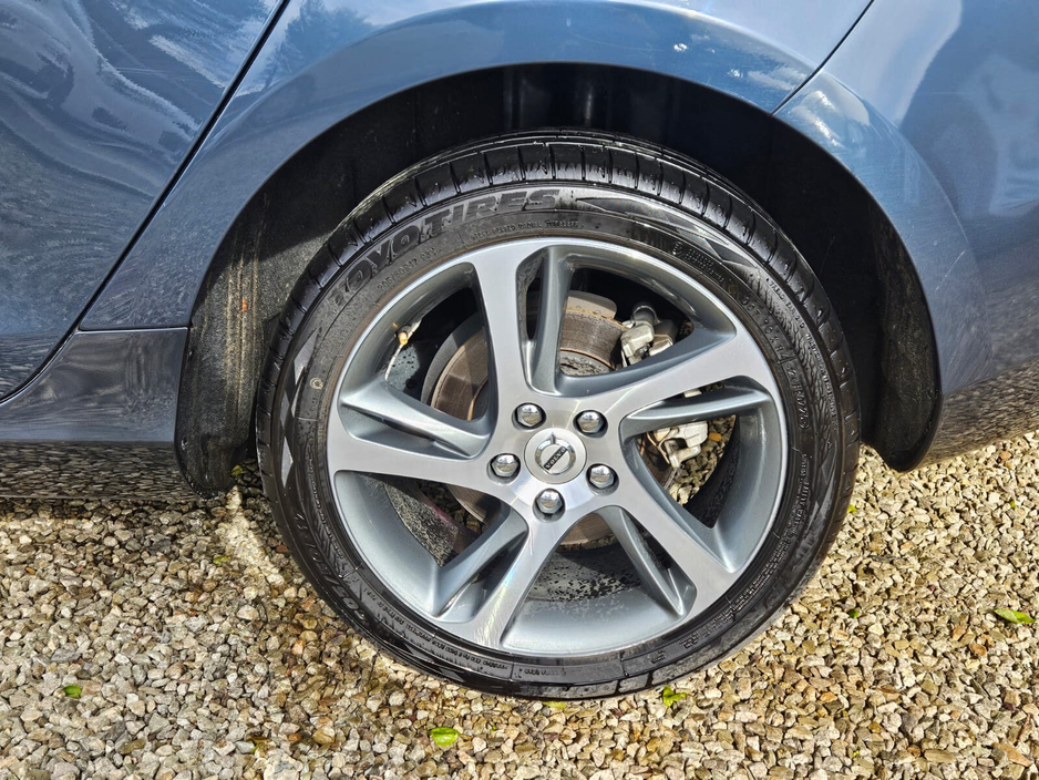 2019 Volvo V40 - image 35