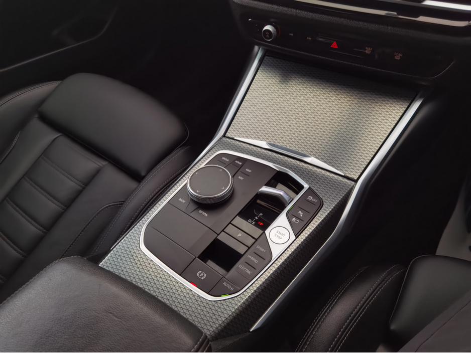 2022 BMW 3 Series - image 19