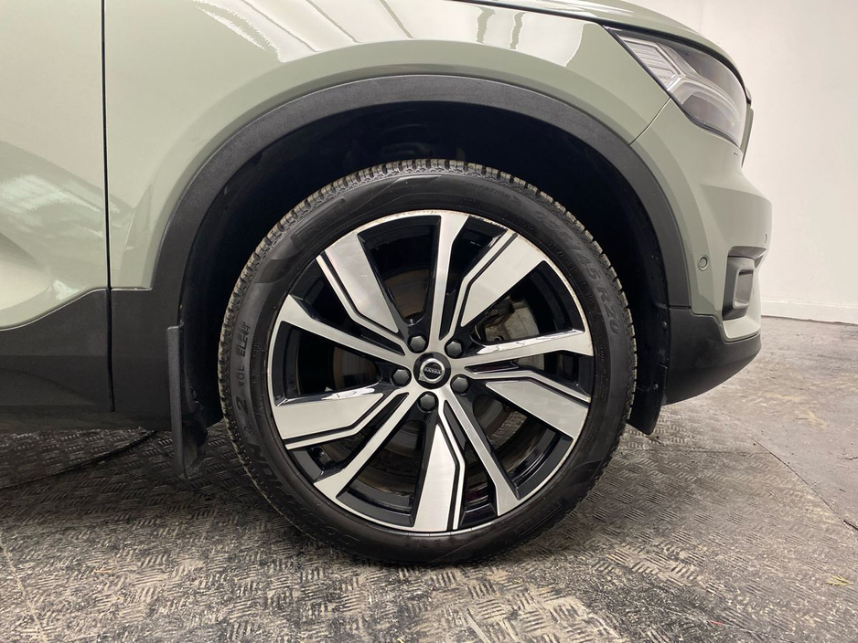2022 Volvo XC40 - image 5