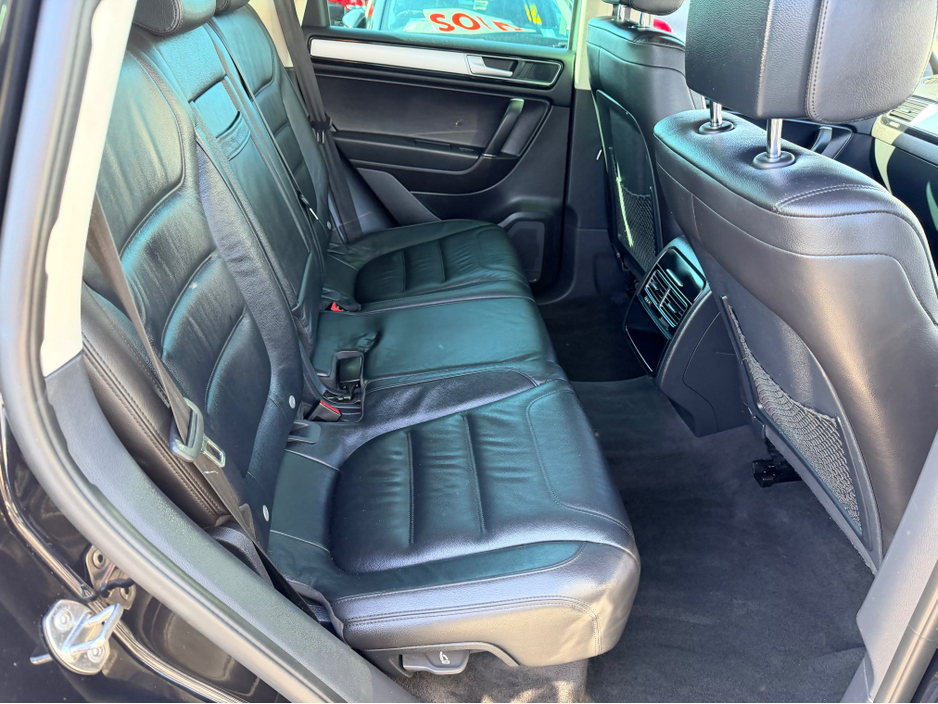 2015 Volkswagen Touareg - image 19