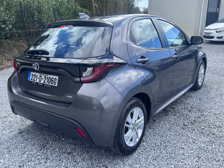 2022 Toyota Yaris - image 12