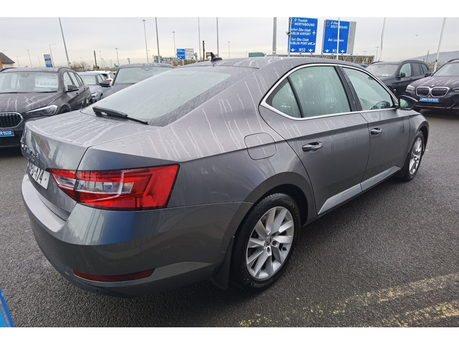 2023 Skoda Superb - image 5