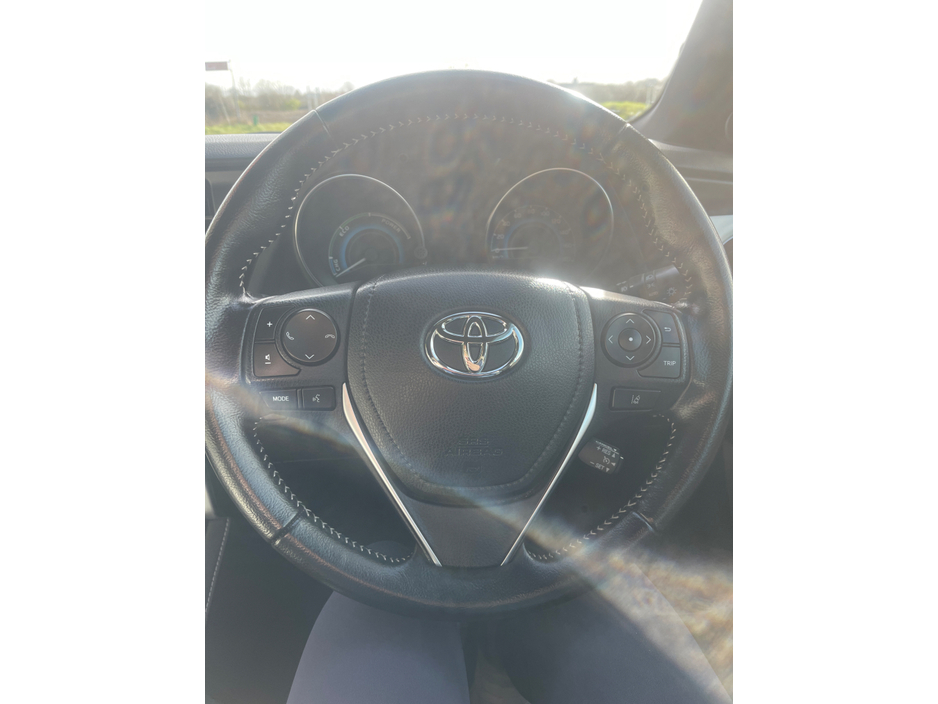 2016 Toyota Auris - image 13