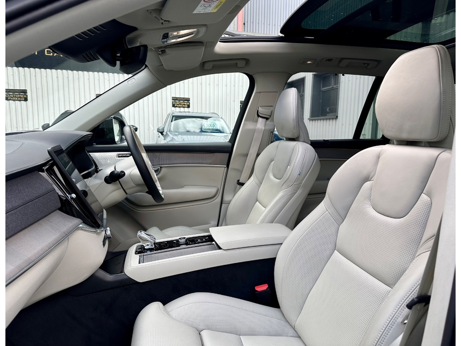 2025 Volvo XC90 - image 11