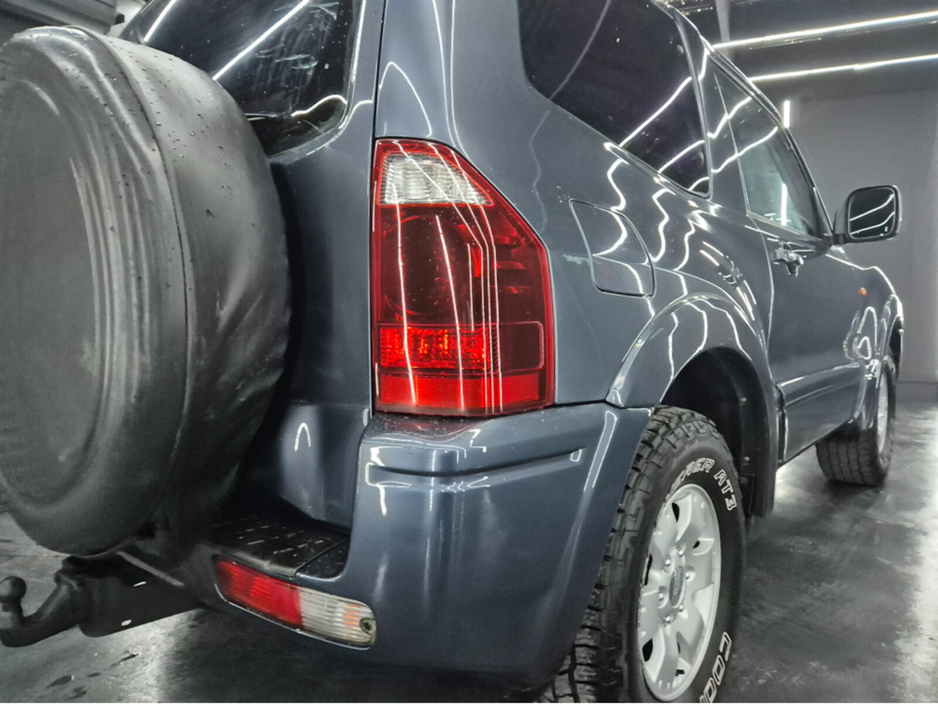 2005 Mitsubishi Shogun - image 8