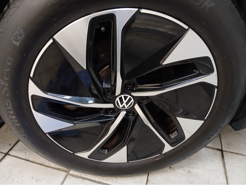 2023 Volkswagen ID.4 - image 6