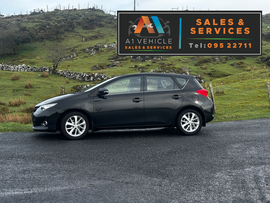 2015 Toyota Auris - image 9