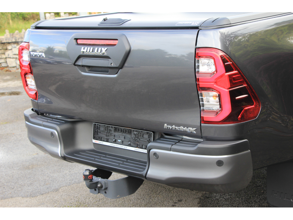 2025 Toyota Hilux Invincible X * Roll cover and bars inc €66,358