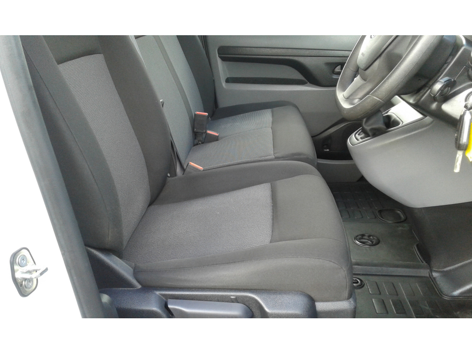 2022 Opel Vivaro - image 7