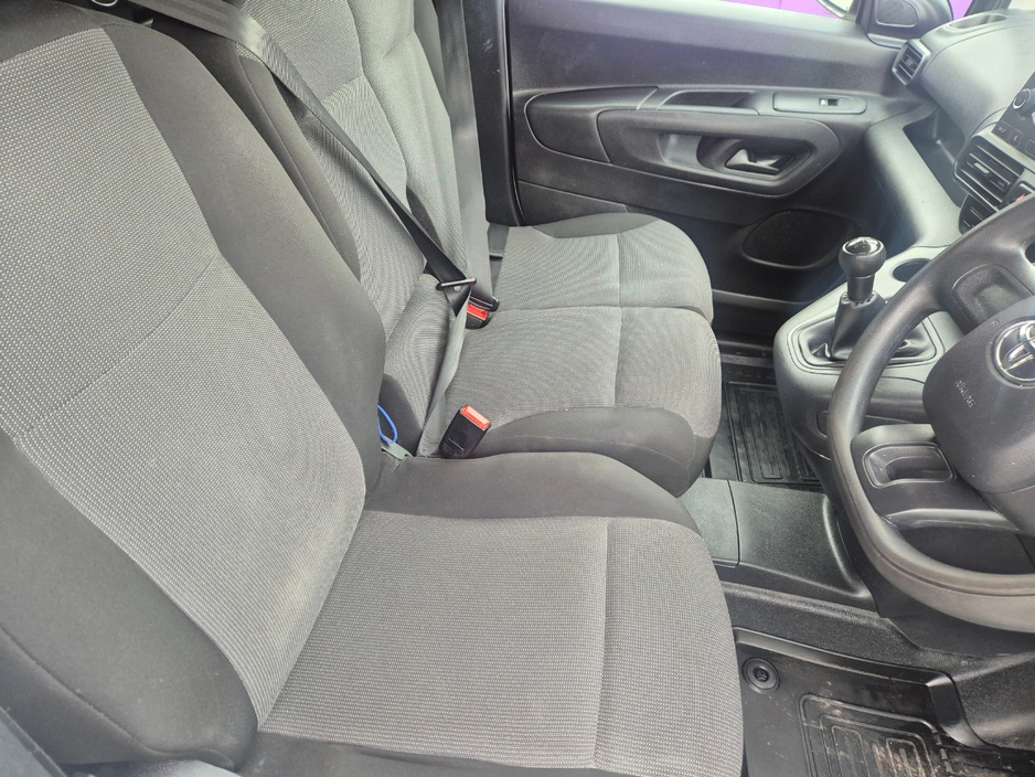 2021 Toyota Proace - image 11