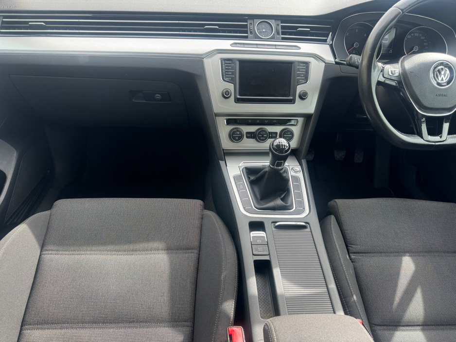 2015 Volkswagen Passat - image 8