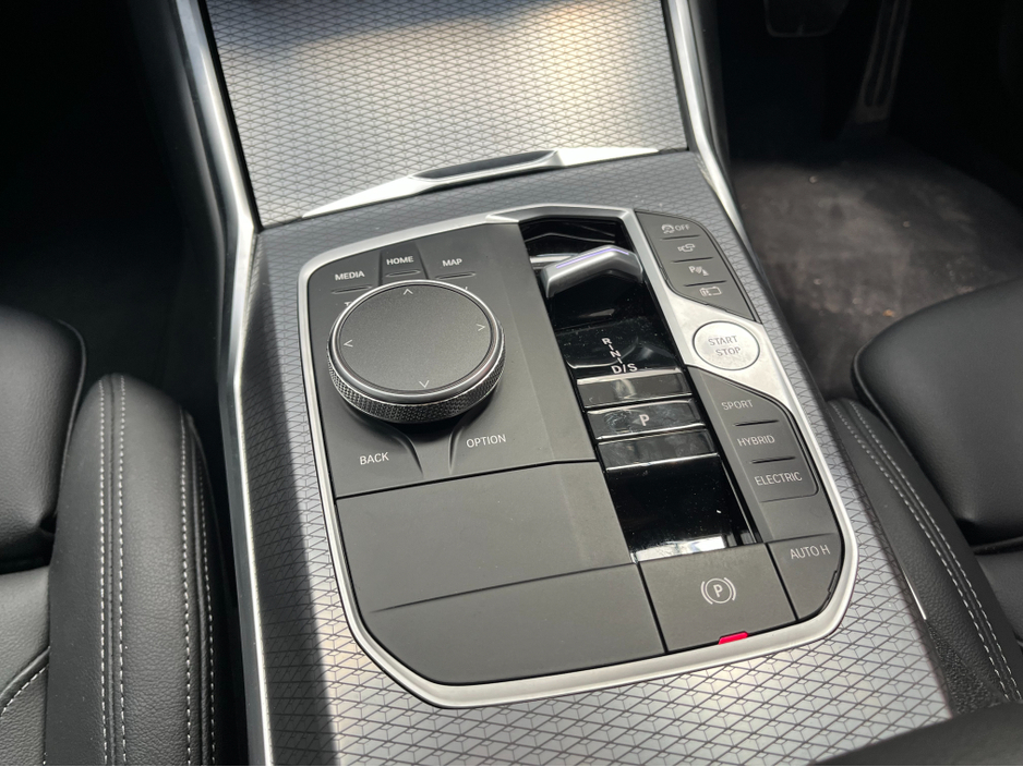 2024 BMW 3 Series - image 25
