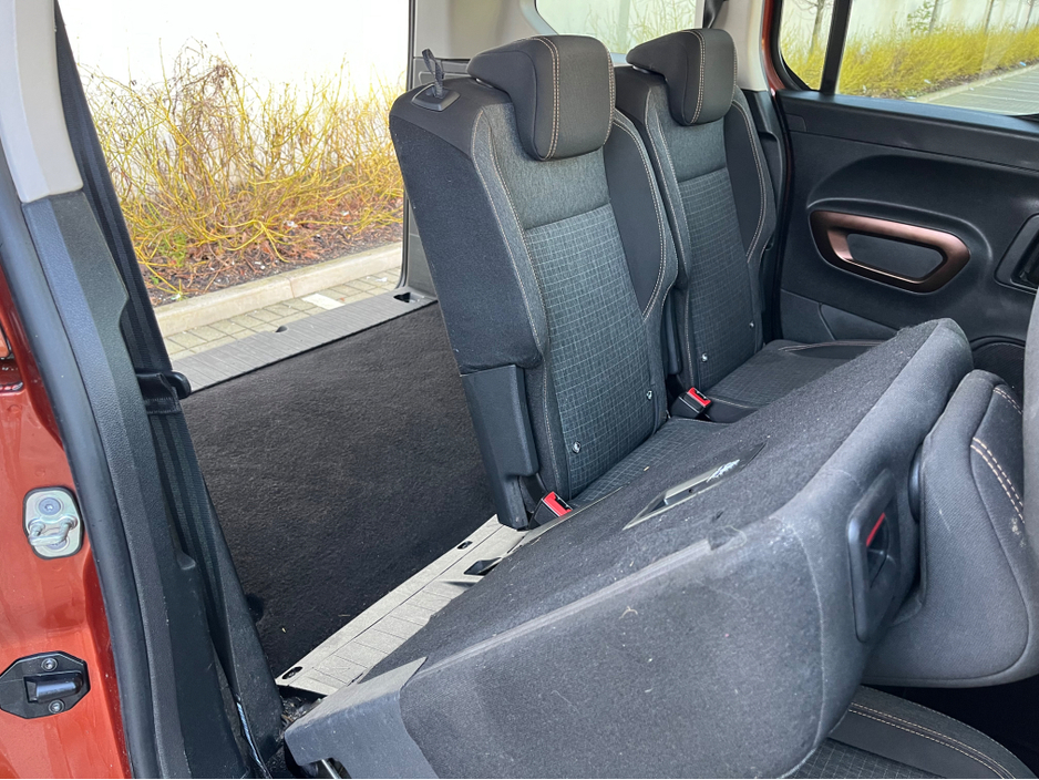 2020 Peugeot Rifter - image 10