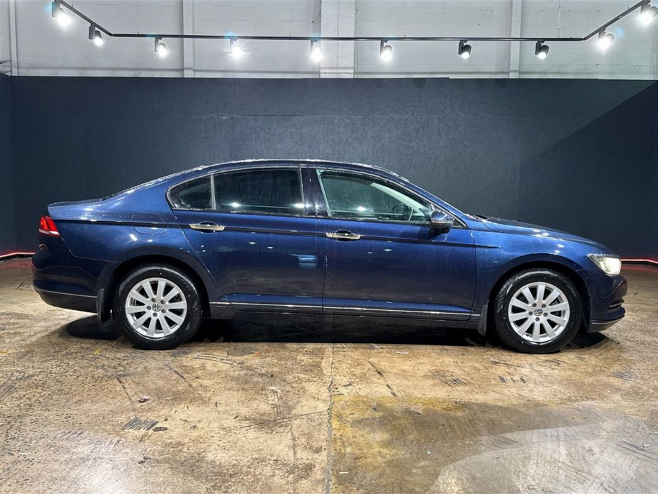 2016 Volkswagen Passat - image 2