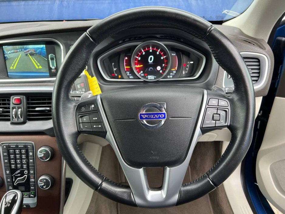 2016 Volvo V40 - image 4
