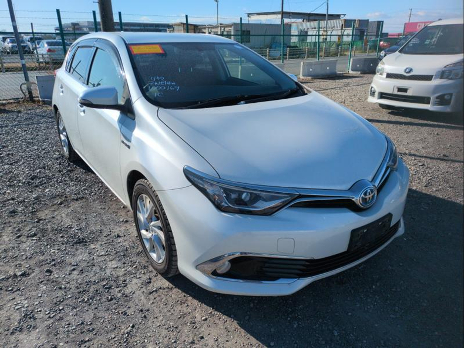 2016 Toyota Auris - image 3