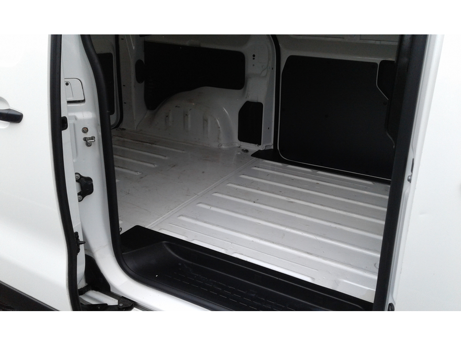 2022 Peugeot Expert - image 2