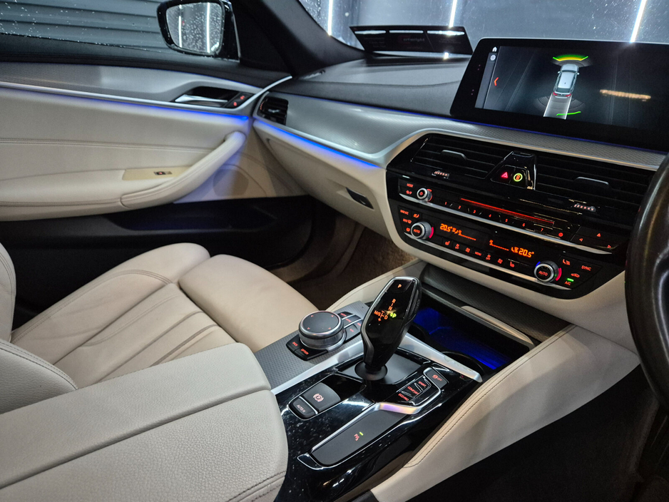 2017 BMW 5 Series - image 13