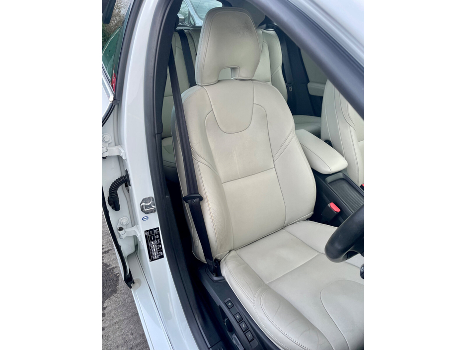 2017 Volvo V40 - image 15