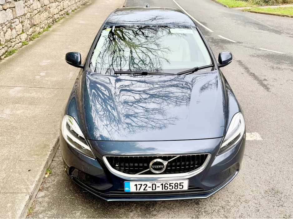 2017 Volvo V40 - image 13