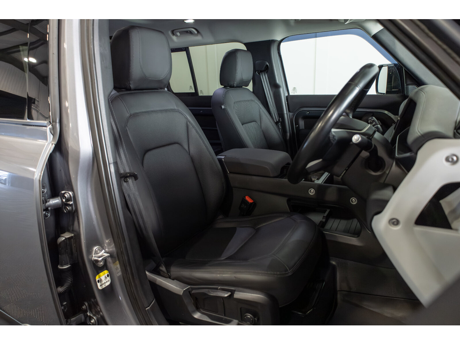2022 Land Rover Defender - image 10