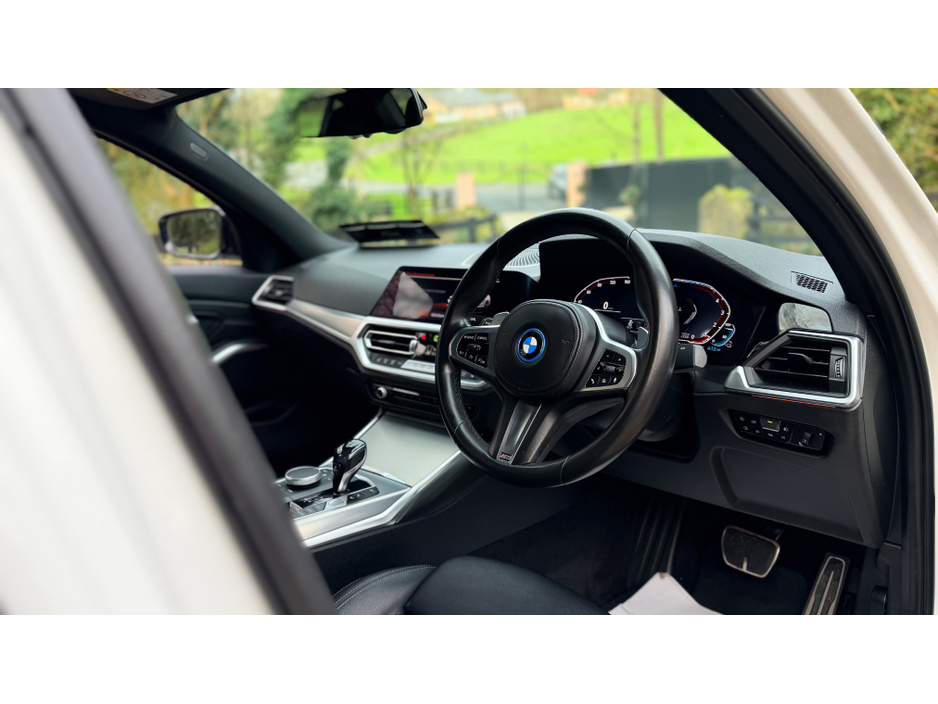 2021 BMW 3 Series - image 3