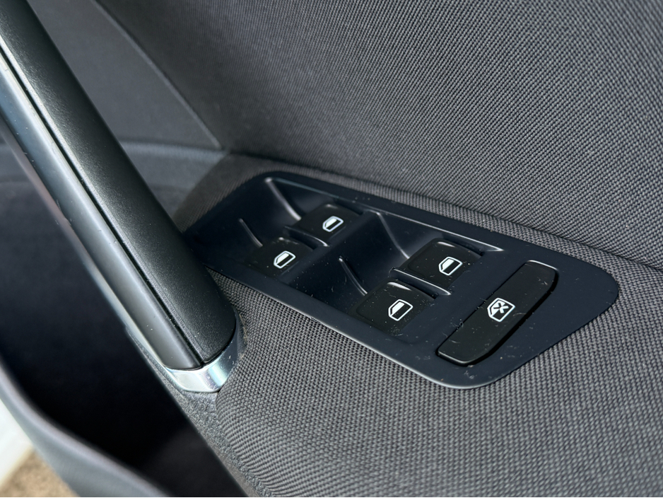 2013 Volkswagen Golf - image 13