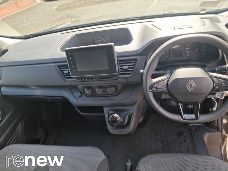 2026 Renault Trafic - image 2