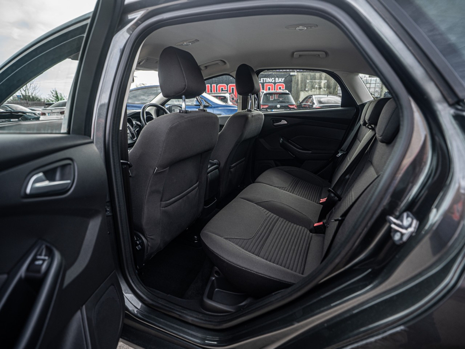 2016 Ford Focus - image 33