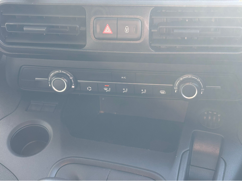 2022 Vauxhall Combo - image 23