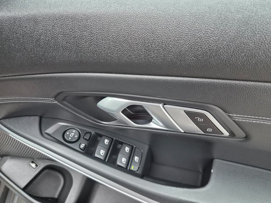2020 BMW 3 Series - image 8