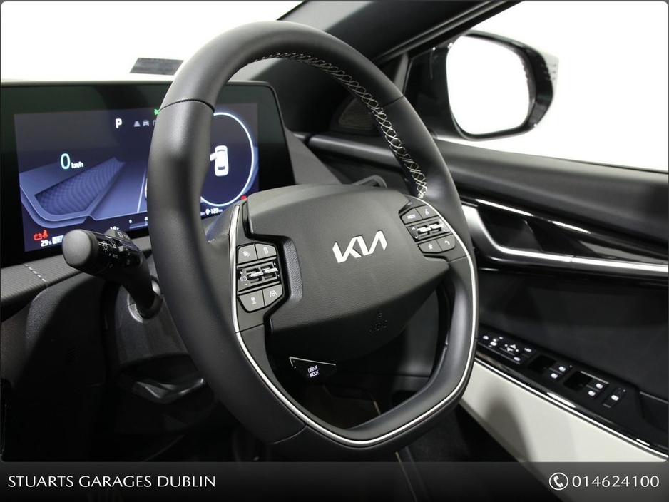 2022 Kia EV6 EV6 GT LINE: YACHT BLUE METALLIC, BLACK AND IVORY ALCANTARA INTERIOR, SUNROOF, 360 CAMERAS, WIRELESS CHARGING, HEADS UP DISPLAY €31,945
