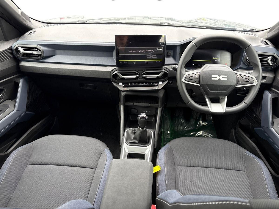 2025 Dacia Duster - image 2