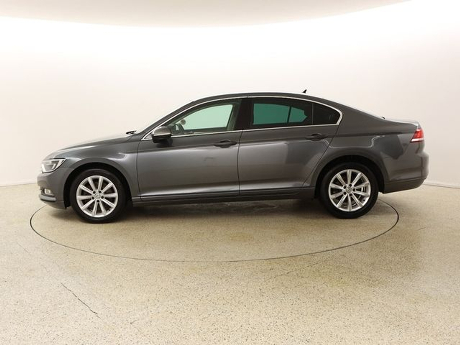 2016 Volkswagen Passat - image 4