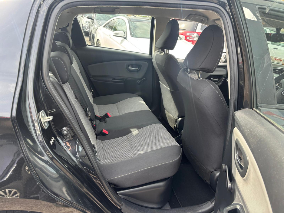 2016 Toyota Yaris - image 5