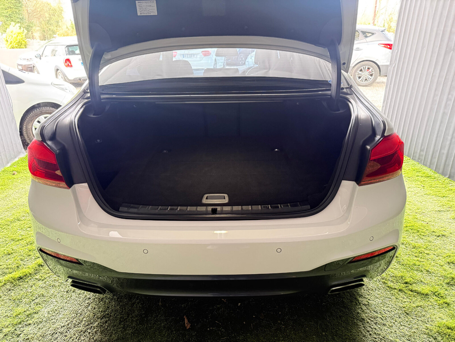 2019 BMW 5 Series - image 6