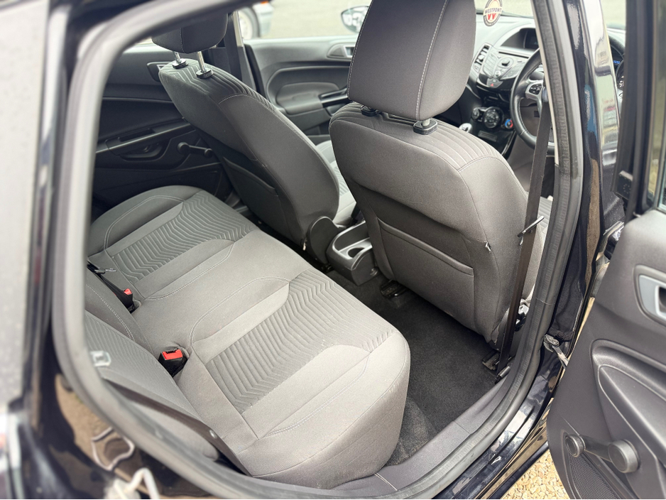 2013 Ford Fiesta - image 13