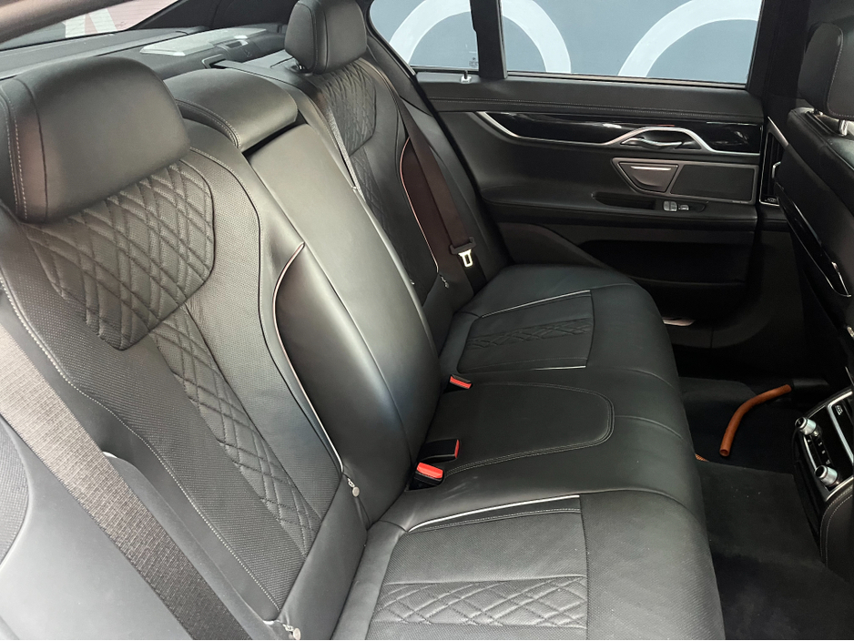 2017 BMW 7 Series - image 13